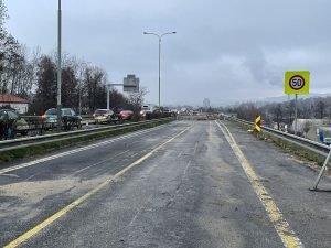 Silnice I/35 v Liberci ve směru na Děčín před aktuálně neexistujícím mostem.  Vpravo vznikne průpletový pruh. Foto: Jan Sůra / Zdopravy.cz