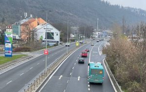 Nový autobusový pruh, Strakonická ulice v Praze. Pramen: TSK Praha