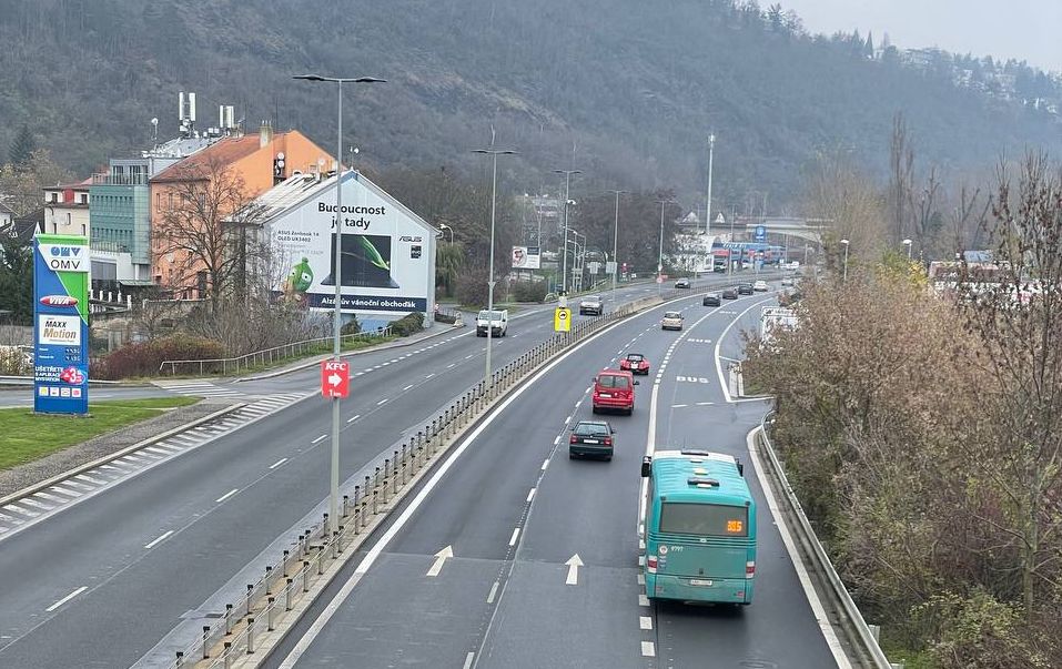 Nový autobusový pruh, Strakonická ulice v Praze. Pramen: TSK Praha