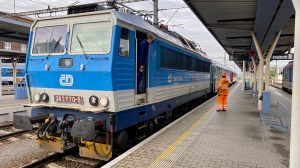 Vlak v čele s lokomotivou 362 v Olomouci po příjezdu od Uničova. Pramen: České dráhy