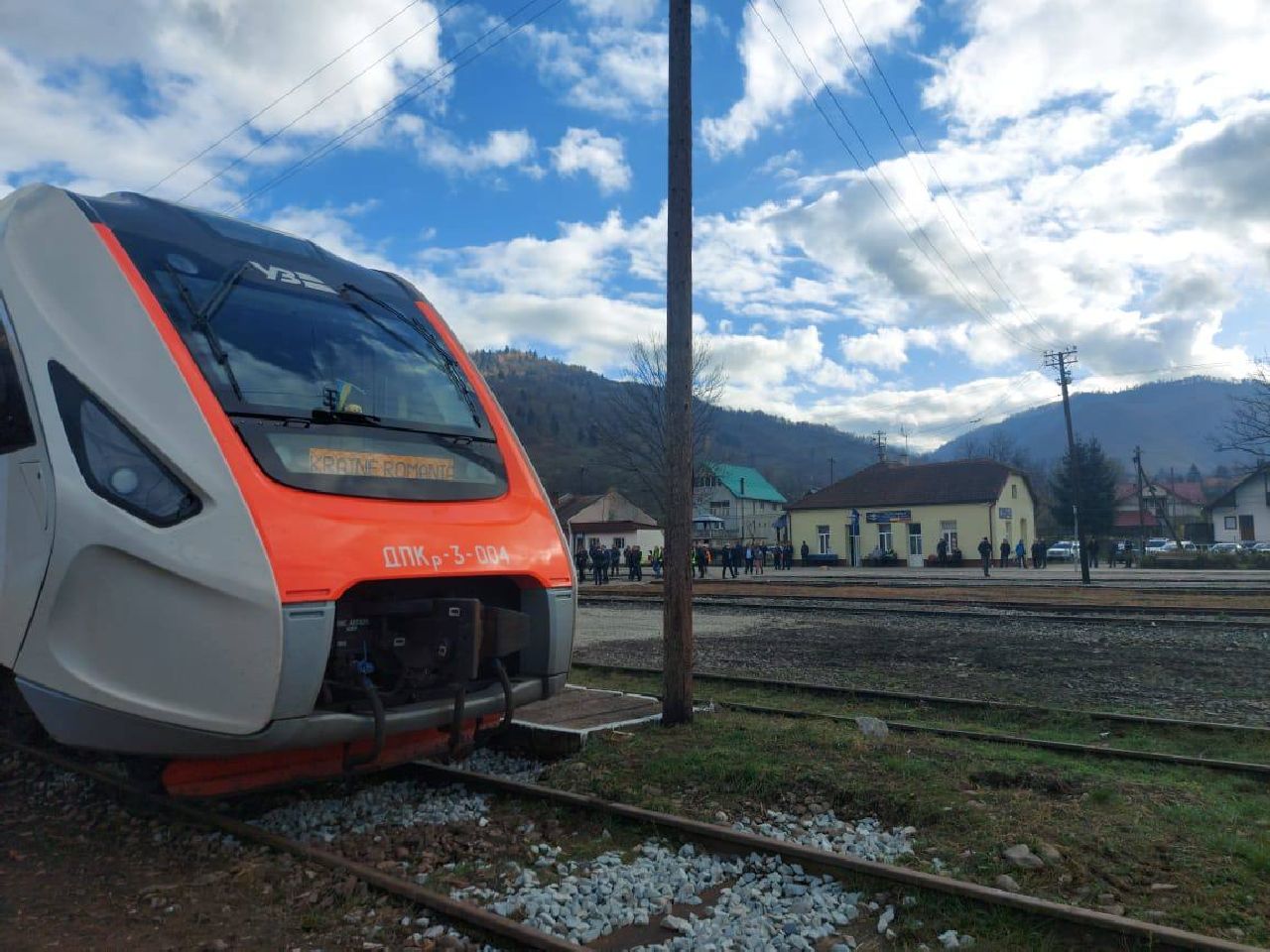 První vlak po 15 letech na trati Rachov - Valea Vișeului. Foto: Ukrajinské dráhy