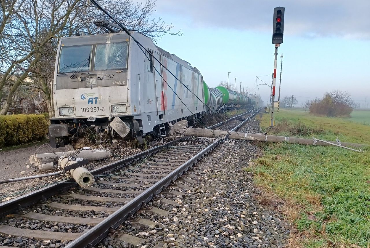 Vykolejení nákladního vlaku u Komárna. Foto: ZSSK