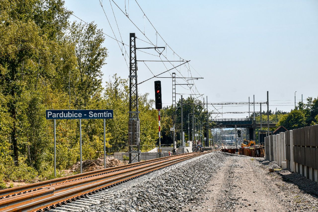 Výstavba druhé koleje mezi Rosicemi a Stéblovou. Foto: MDČR