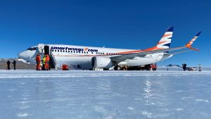 Letoun Boeing 737 MAX 8 po přistání na Antarktidě. Foto: Smartwings