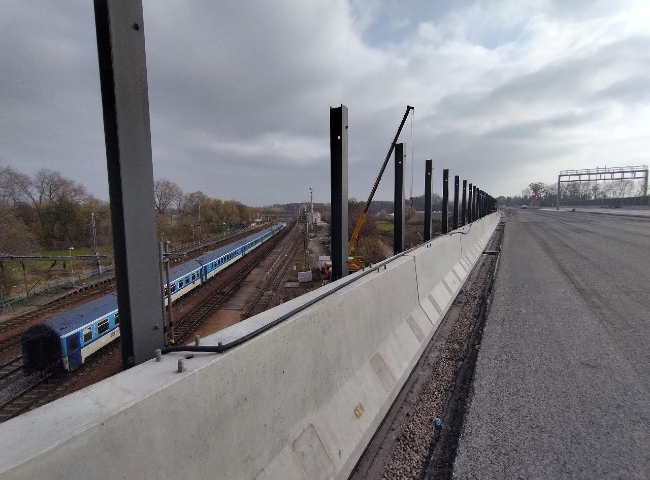 Pokládka asfaltu na mostě v Uhersku přes železniční koridor. Foto: ŘSD