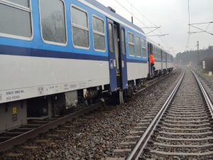 Vykolejení osobního vlaku u Bzence. Foto: Drážní inspekce