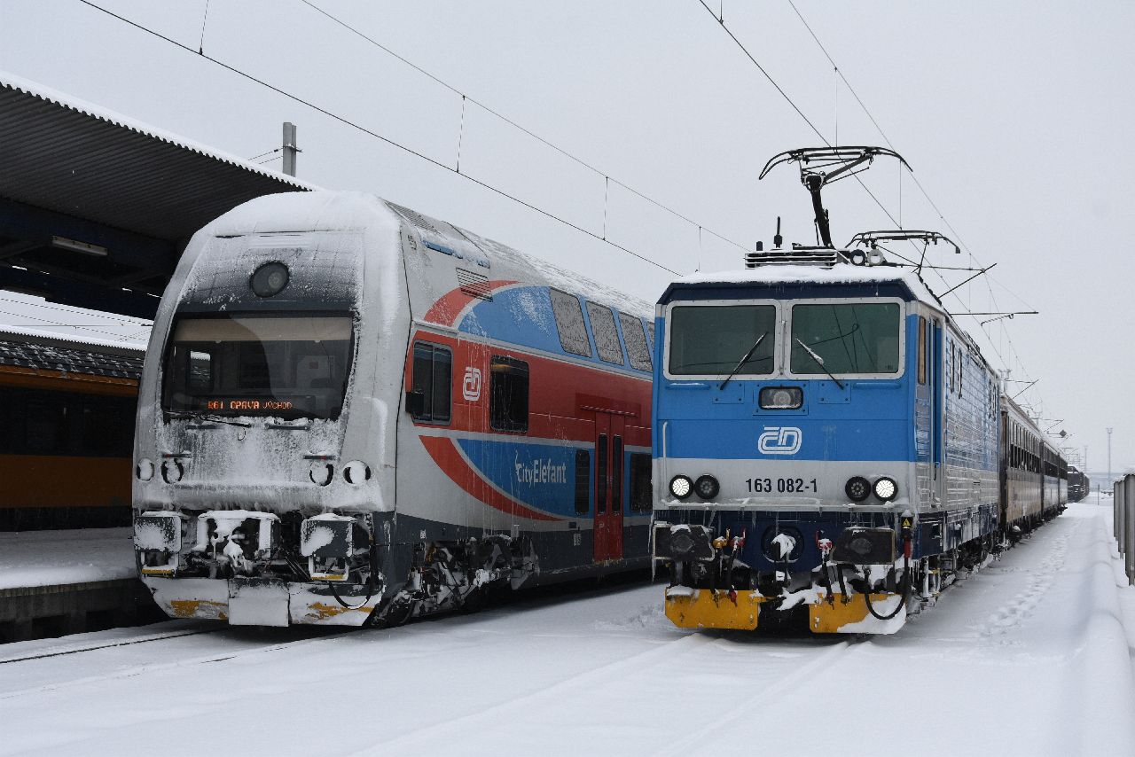 Jednotka 471 a lokomotiva 163 v Ostravě. Foto: Miroslav Pösel
