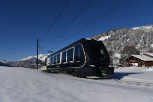 Nová souprava pro GoldenPass Express. v horské krajině kolem Gstaadu. Foto: MOB