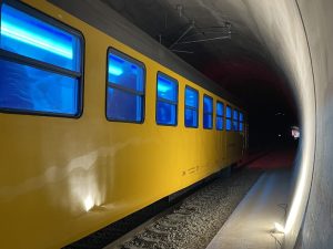 První jízda vlaku pro politiky a novináře v Blanenském tunelu. Foto: Jan Sůra / Zdopravy.cz