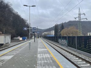 Na nástupištích jsou již vyznačeny sektory ukazující, kde zastaví která část vlaku. Foto: Jan Sůra / Zdopravy.cz