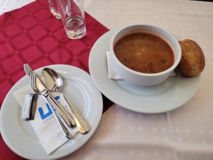 Gulášová polévka v maďarském jídelním voze. Foto: Aleš Petrovský