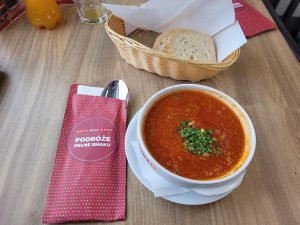 Gulášová polévka v polském jídelním voze. Foto: Aleš Petrovský