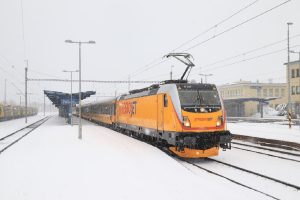 Lokomotiva TRAXX MS3 v čele vlaku RJ1043 ve Žďáru nad Sázavou. Foto: Miloš Chomjak / RegioJet