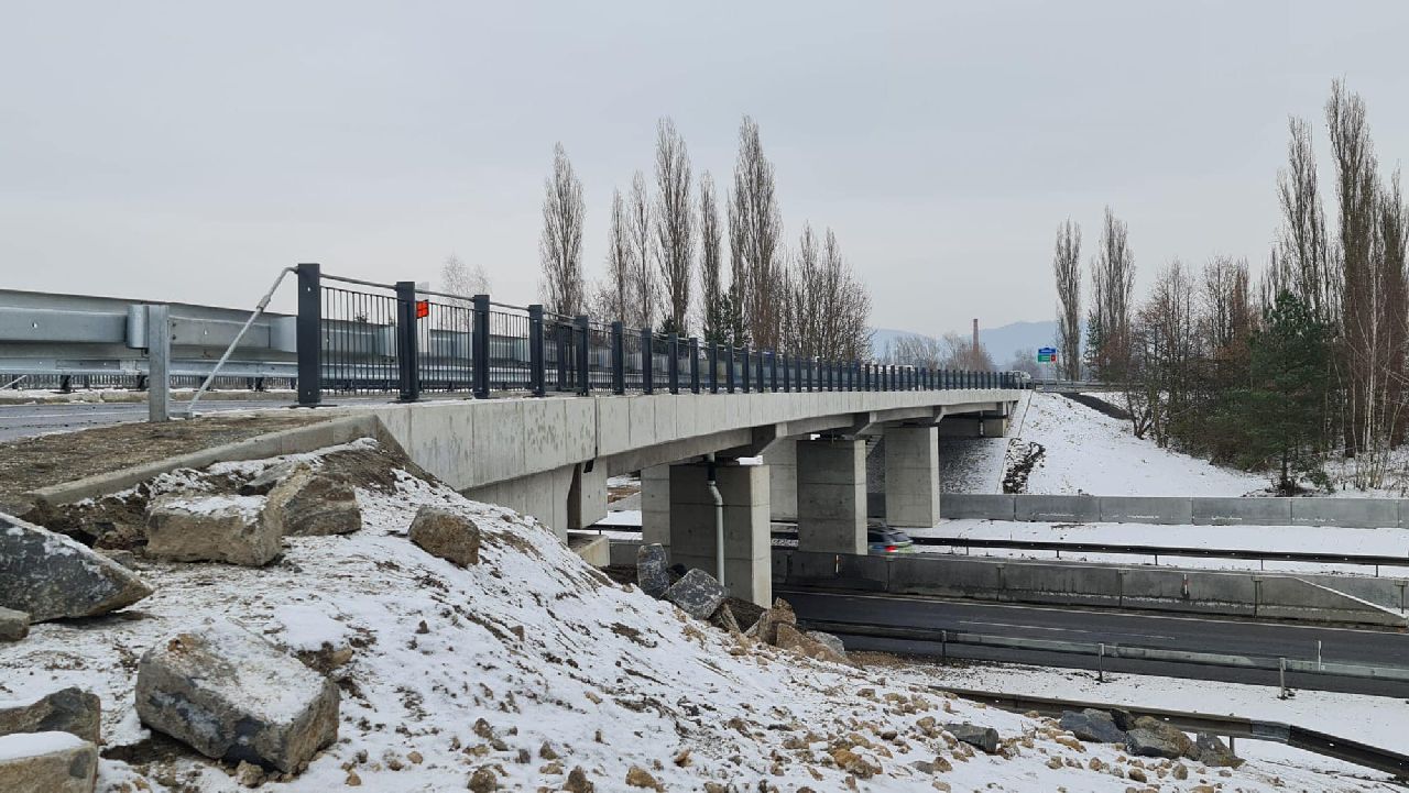 Opravený most na silnici II/279 ve Svijanech přes D10. Foto: Liberecký kraj