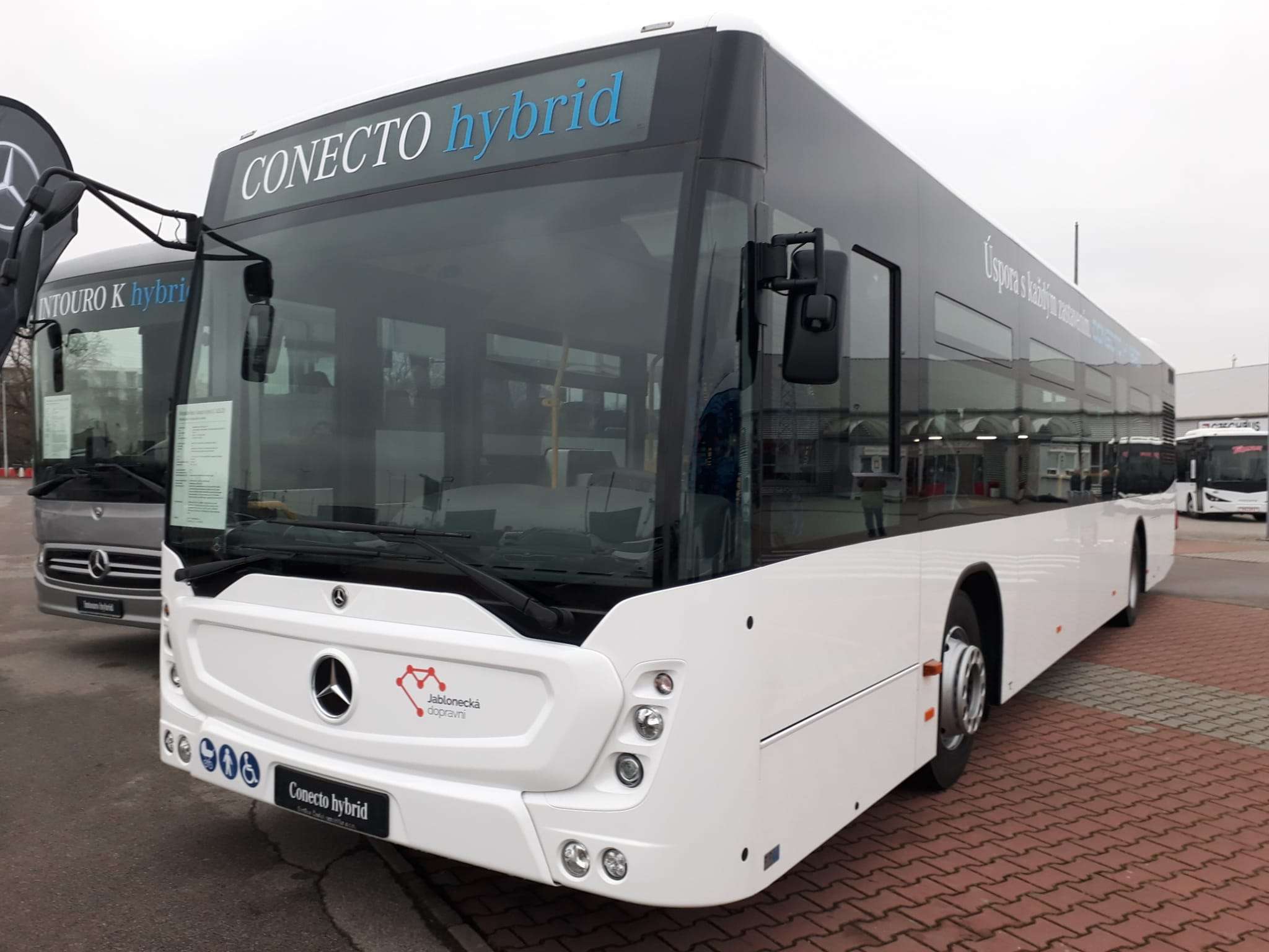 Nový autobus Mercedes Conecto pro MHD Jablonec nad Nisou. Foto: Město Jablonec nad Nisou