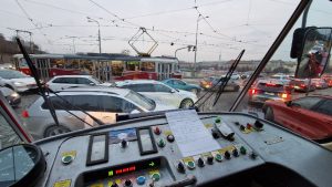 Interakce tramvajové a individuální automobilové dopravy v Praze. Ilustrační foto: Vít Čepický / @tramvajak_praha -Twitter.com