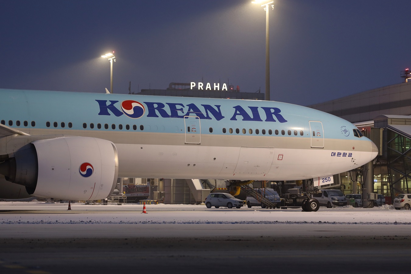 Boeing 777 Korean Air v Praze. Foto: Letiště Praha