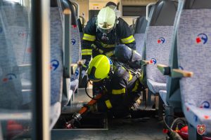 Čtyři hasičské jednotky zasahovaly v sobotu 14. ledna 2023 ráno na nádraží ve Studénce u požáru v motorovém prostoru osobního vlaku. Foto: HZS MSK