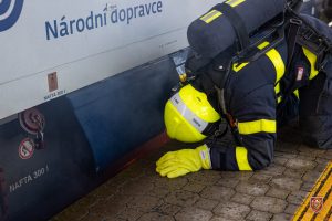 Čtyři hasičské jednotky zasahovaly v sobotu 14. ledna 2023 ráno na nádraží ve Studénce u požáru v motorovém prostoru osobního vlaku. Ilustrační foto: HZS MSK