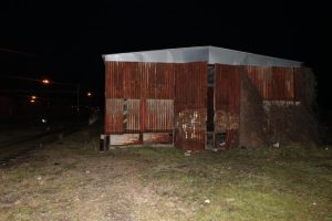 Plechová bouda, v které došlo k napadení bezdomovce. Foto: Policie ČR