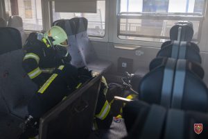 Čtyři hasičské jednotky zasahovaly v sobotu 14. ledna 2023 ráno na nádraží ve Studénce u požáru v motorovém prostoru osobního vlaku. Foto: HZS MSK