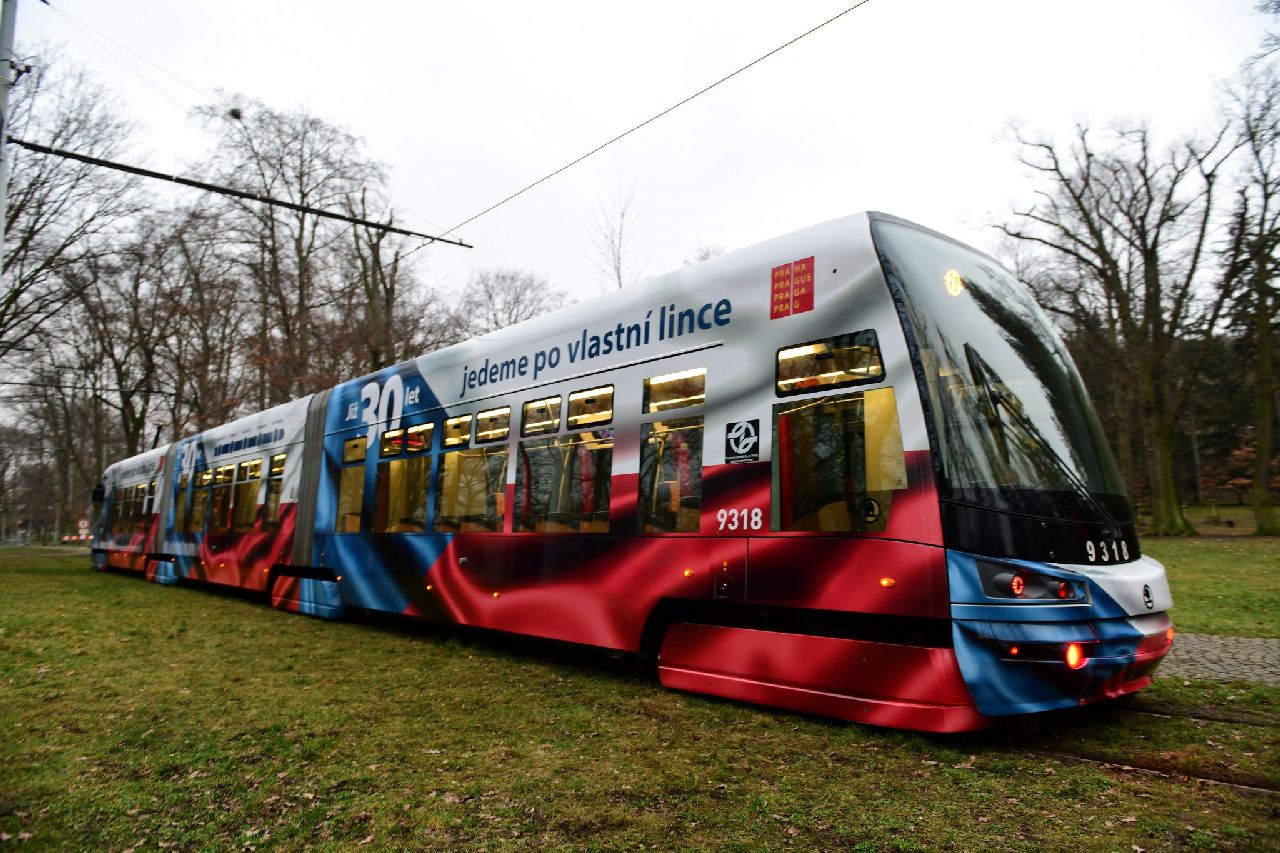 Nový polep tramvaje 15T připomínající 30 let ČR. Foto: Praha.eu