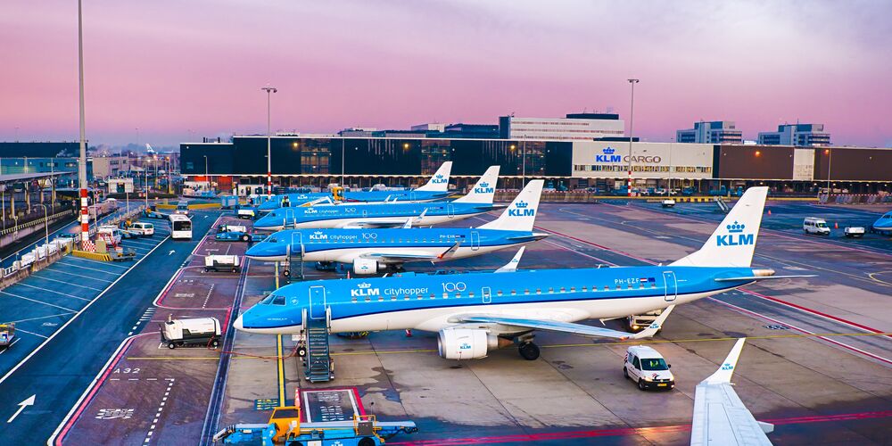 Embraery KLM na letišti Schiphol. Foto: KLM