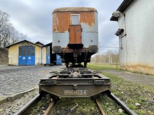 Služební vagon čeká na přesun do dílen JHMD a renovaci. Autor: Zdopravy.cz/Jan Šindelář
