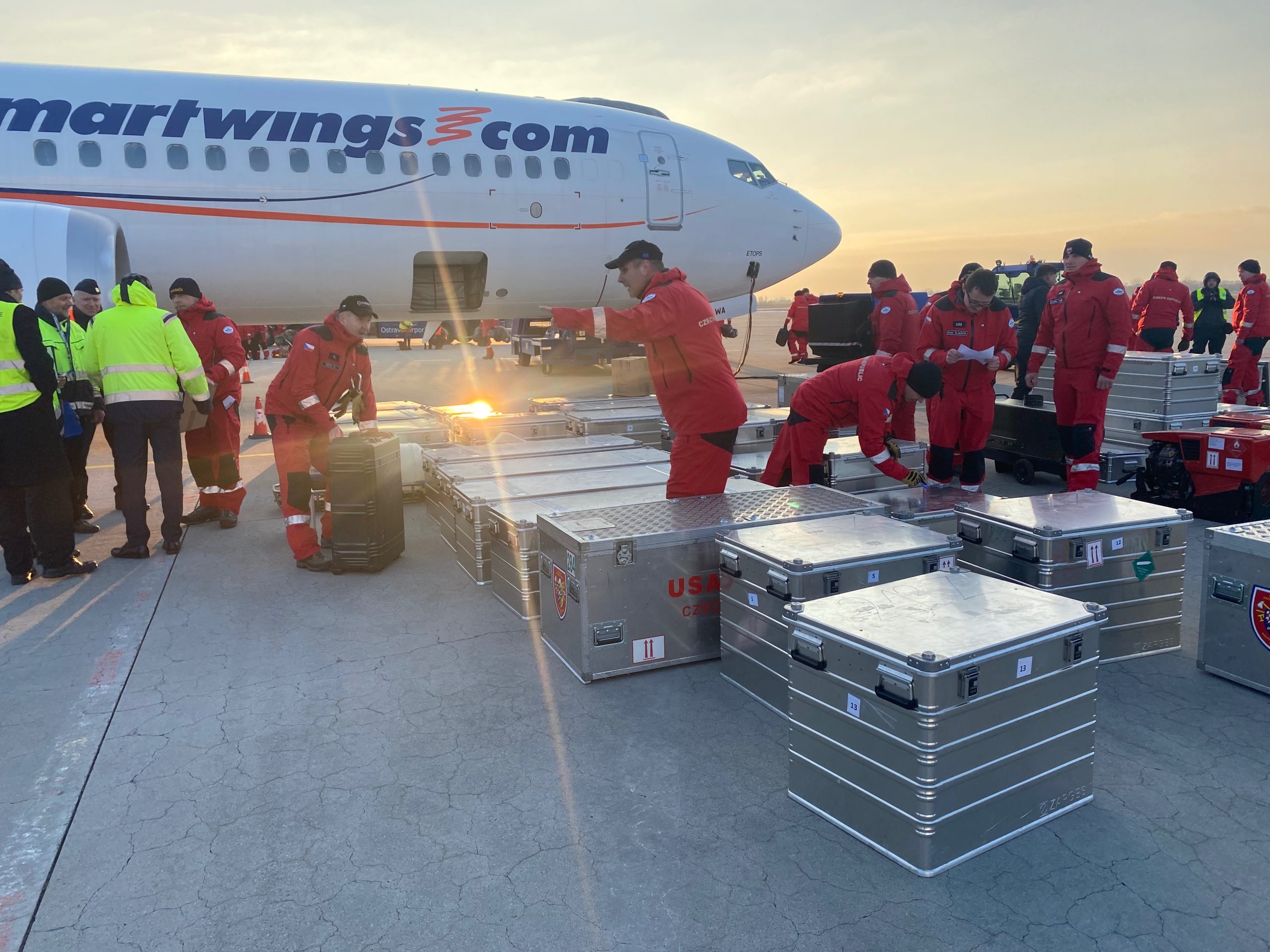 Nakládání výbavy USAR týmu do Boeingu 737 MAX 8 Smartwings na ostravském letišti. Foto: HZS MSK