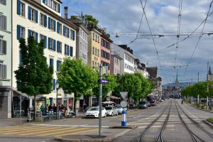 Limmatquai je jednou z ulic Curychu, kde už dříve k redukci parkovacích míst došlo. Foto: Roland Fischer, Zürich /Wikimedia Commons