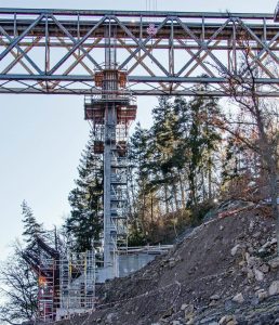 Stavba železničního mostu přes Orlík (únor 2023). Pramen: Správa železnic