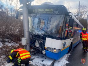 Nehoda trolejbusu v Ostravě si vyžádala pět zraněných. Foto: HZS MSK