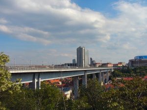 Nuselský most, pohled od Karlova. Autor: User:Jklamo – Vlastní dílo, CC BY-SA 2.5, https://commons.wikimedia.org/w/index.php?curid=1291214