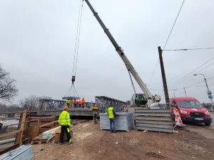 Práce na mostním provizoriu přes trať Pardubice - Hradec Králové. Foto: ŘSD