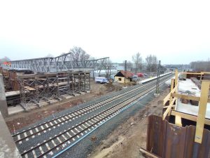 Práce na mostním provizoriu přes trať Pardubice - Hradec Králové. Foto: ŘSD