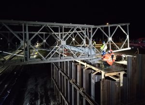 Výsun mostního provizoria na silnici I/36 v Pardubicích. Foto: ŘSD