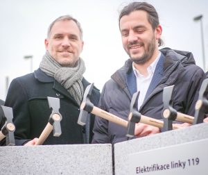 Zdeněk Hřib (vlevo) a Adam Scheinherr při zahájení stavby trolejbusové trati na letiště. Foto: Twitter Zdeňka Hřiba