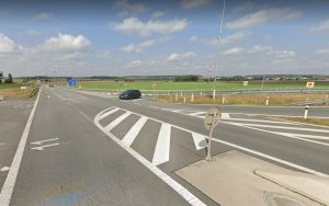 Výstavbou čtvrtého kvadrantu odpadne přejezd silnice I/11 při sjezdu z D11 ve směru do Hradce Králové. Foto: Google Street View