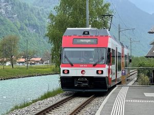 Vlak Zentralbahn mezi Innertkirchen a Meiringenem. Foto: Jan Sůra / Zdopravy.cz