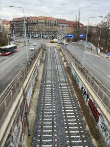 Položené nové kolejnice na tramvajové trati mezi Krejcárkem a Ohradou. Foto: Dominika Brabcová Györiová /DPP