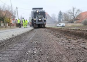 Oprava silnice v Semicích. Foto: KSÚSK