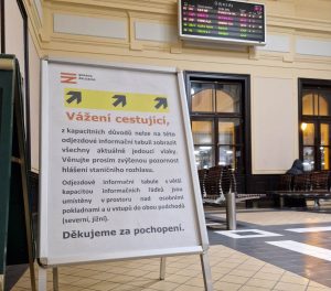 Informační tabule ve stanici Ostrava-Svinov. Foto: Miroslav Vyka