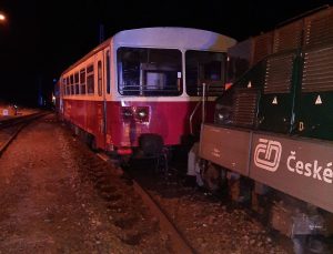Vykolejená lokomotiva ř. 113 na trati Tábor - Bechyně. Pramen: Správa železnic