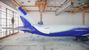 Lakování 777-300ER do barev IndiGo. Foto: Turkish Technic