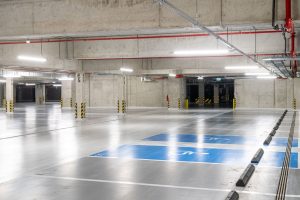 Nových 155 parkovacích míst mohou od dnešního dne řidiči využít v podzemních garážích pod budovou Ostravské univerzity na Černé louce.
Foto: Ostrava - Lukáš Kaboň