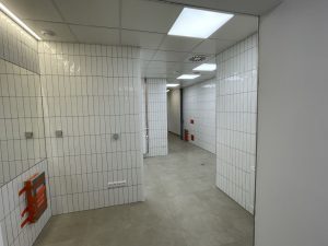 Prostor WC slouží jako dočasný průchod k jednomu z podchodů pod nástupišti. Autor: Zdopravy.cz/Jan Šindelář