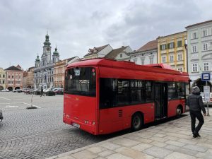 MHD v podobě elektrobusů funguje na náměstí Přemysla Otakara II. od listopadu 2018. Autor: Zdopravy.cz/Jan Šindelář