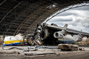 Zničený letoun An-225 Mrija na letišti v Hostomelu. Autor: Kyivcity.gov.ua, CC BY 4.0, https://commons.wikimedia.org/w/index.php?curid=116973892