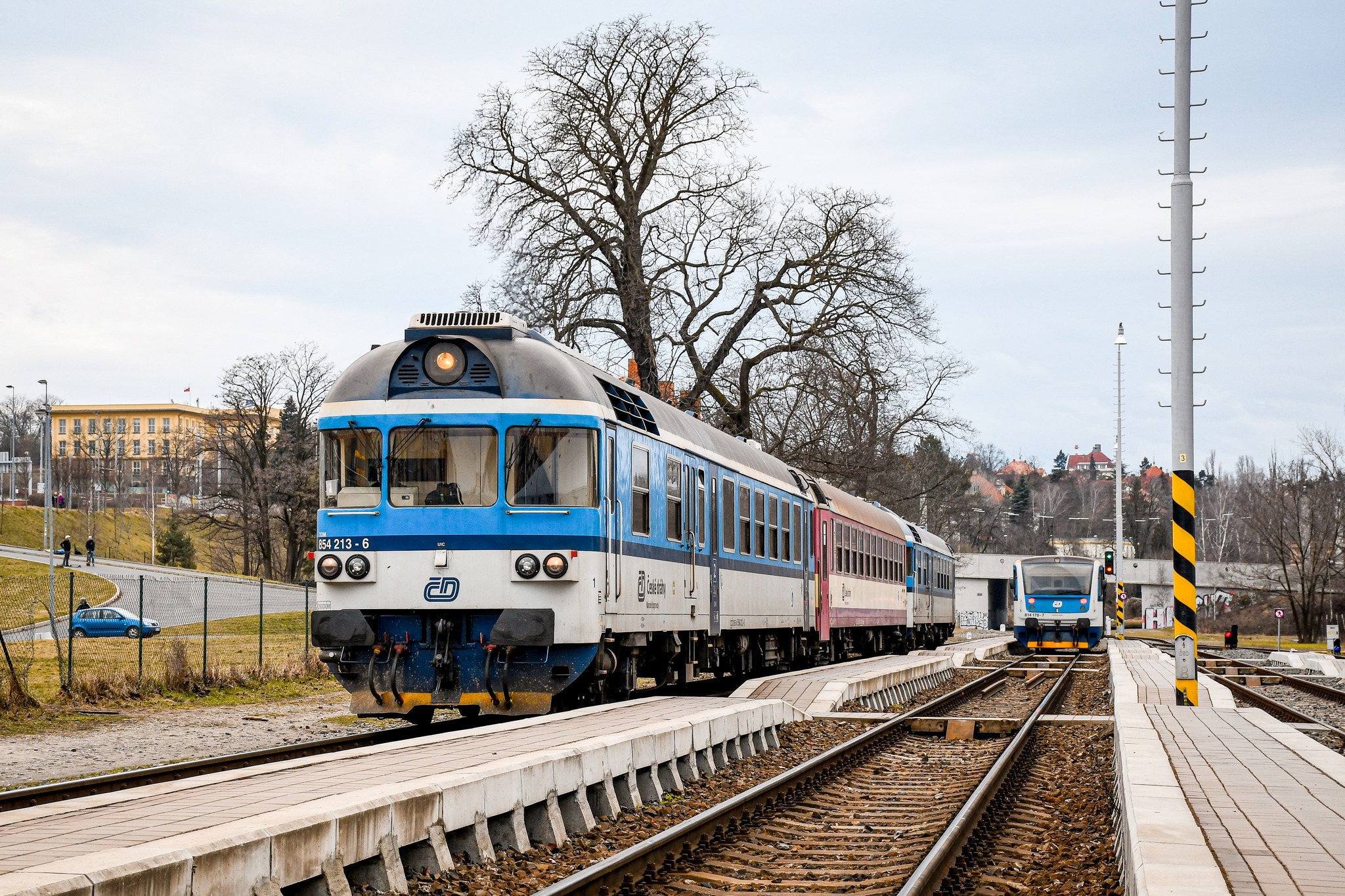 Od neděle 12.3. budou všechny vlaky mezi Prahou a Kladnem začínat a končit v Praze-Dejvicích. Na snímku motorový vůz 854 a jednotka 814 Českých drah. Foto: Ropid