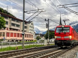 Nákladní vlak DB Cargo projíždí švýcarským městem Flüelen. Foto: Jan Sůra / Zdopravy.cz